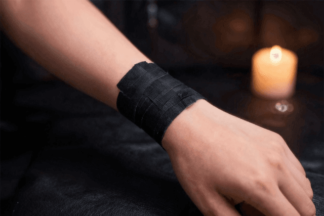 拘束プレイ初心者FAQ20選——ロープと手錠どっちがいい?跡は残る?安全に外せる?パートナーへの提案方法は?