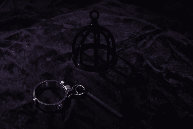 コックリング・貞操帯のQ&A——サイズの選び方は?長時間つけて大丈夫?射精管理に使える?