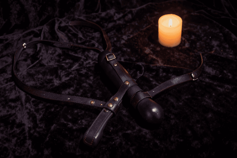 ペギング・ストラップオンのQ&A——男が受ける側になるのは変?痛くない?パートナーにどう切り出す?