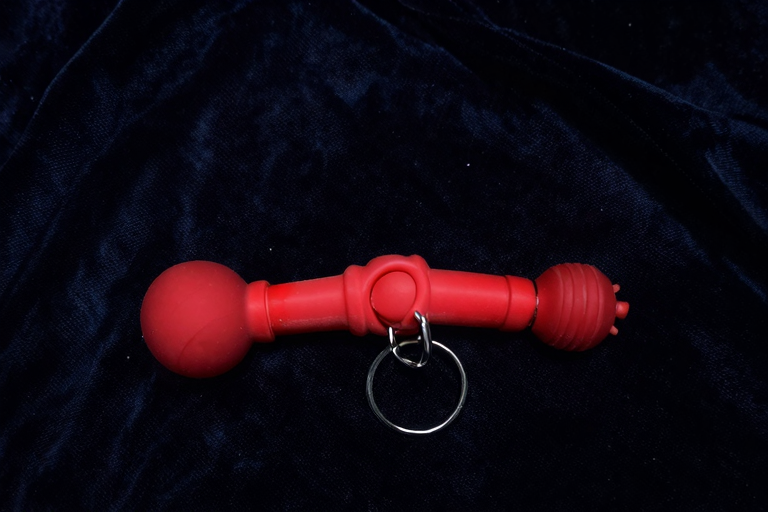 4種類の口枷が並ぶイメージ——シリコン製ボールギャグ、金属リング、ビット、レザーパネル