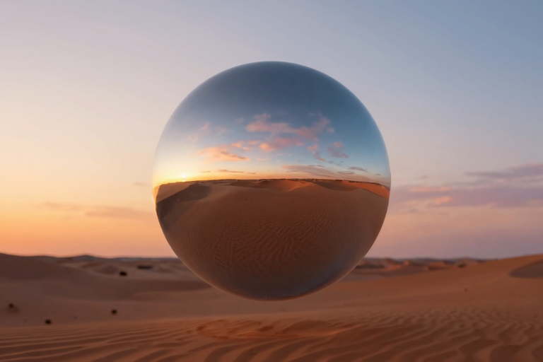 砂漠の中に置かれた完璧な球体の鏡、青空と地平線が映り込む非現実的な風景、ファンタジーと現実の境界を象徴するイメージ