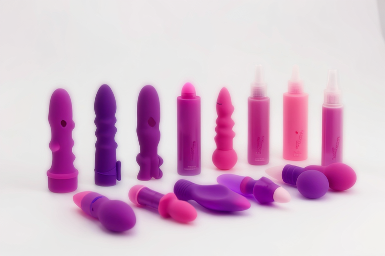 前立腺の位置と挿入角度の図解——肛門から斜め上前方、へそに向かう方向に角度をつけるイメージ