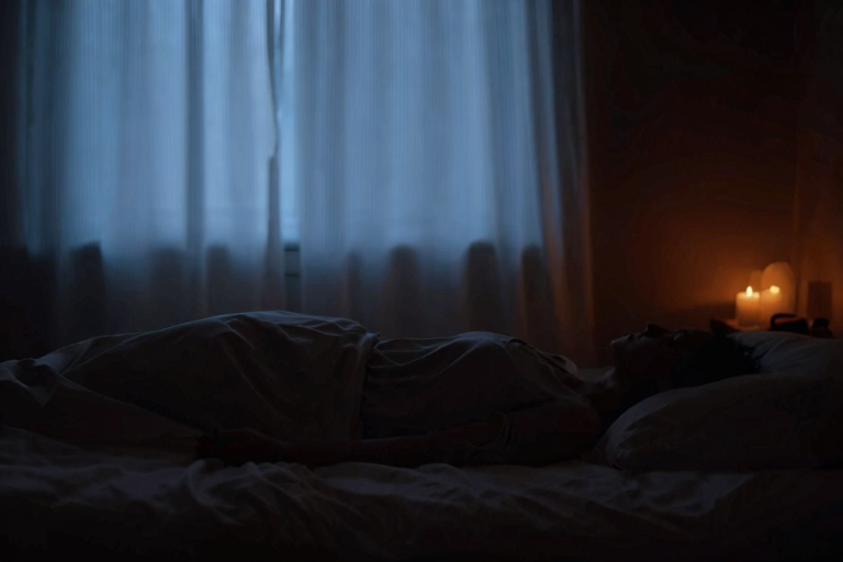 ベッドでリラックスして横になっている人物のシルエット、柔らかい夜の照明、静かで落ち着いた雰囲気、抽象的