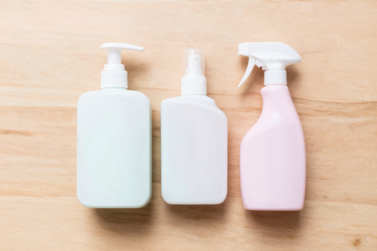 テーブルの上に並んだクリ専用型と挿入型、ウォーターベースローション、専用クリーナーのフラットレイ