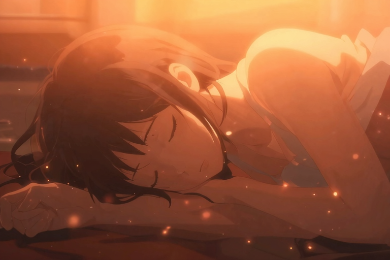 ゆっくりとした光の中で、目を閉じてうつ伏せになる女性のシルエット。暖かなオレンジの光が降り注いでいる。